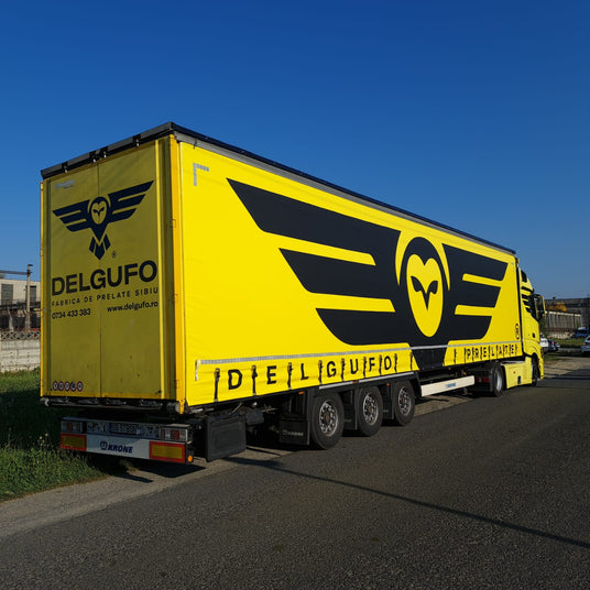 Prelata laterala semiremorca galbena inscriptionata