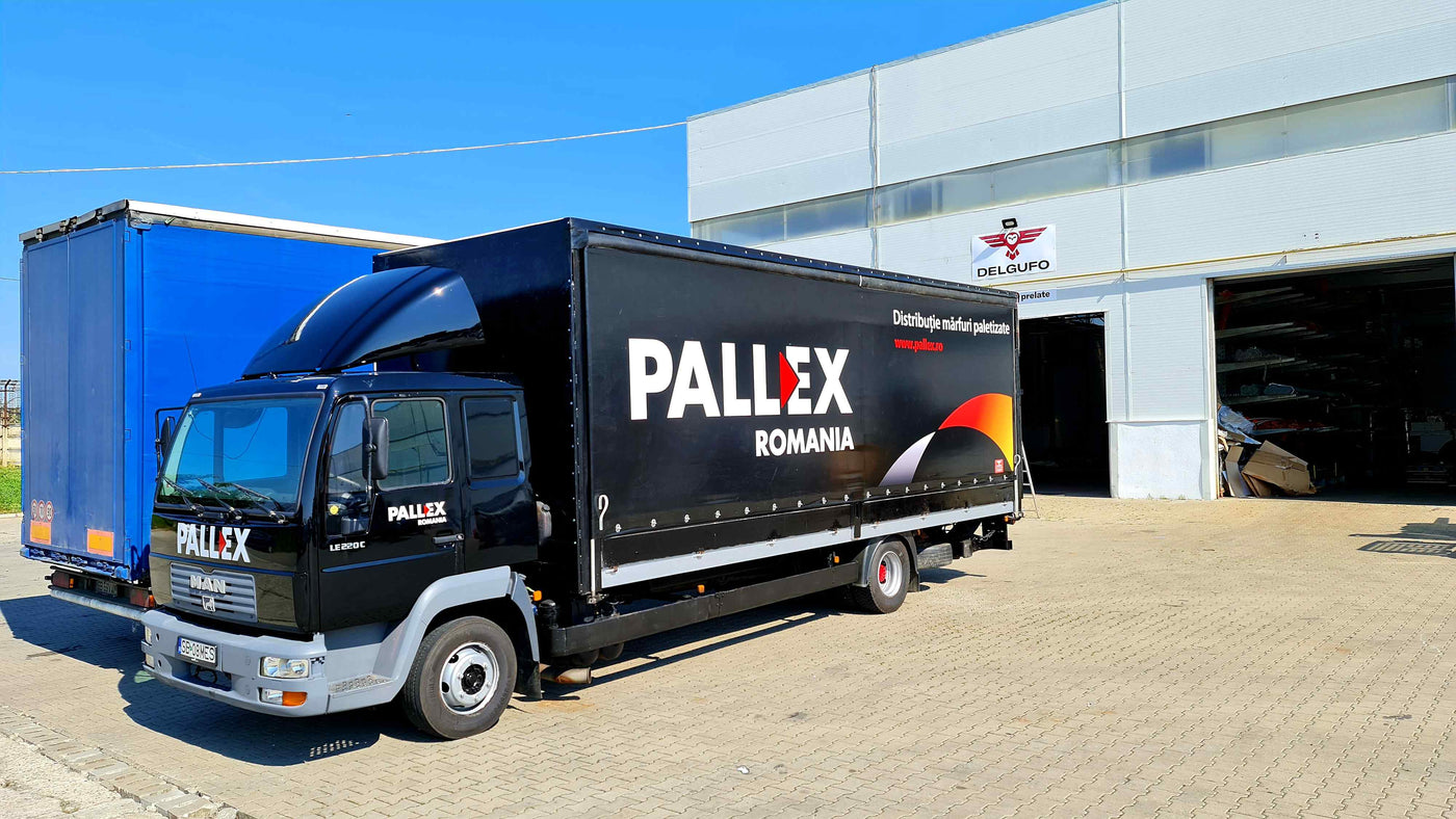 Camion cu prelata neagra