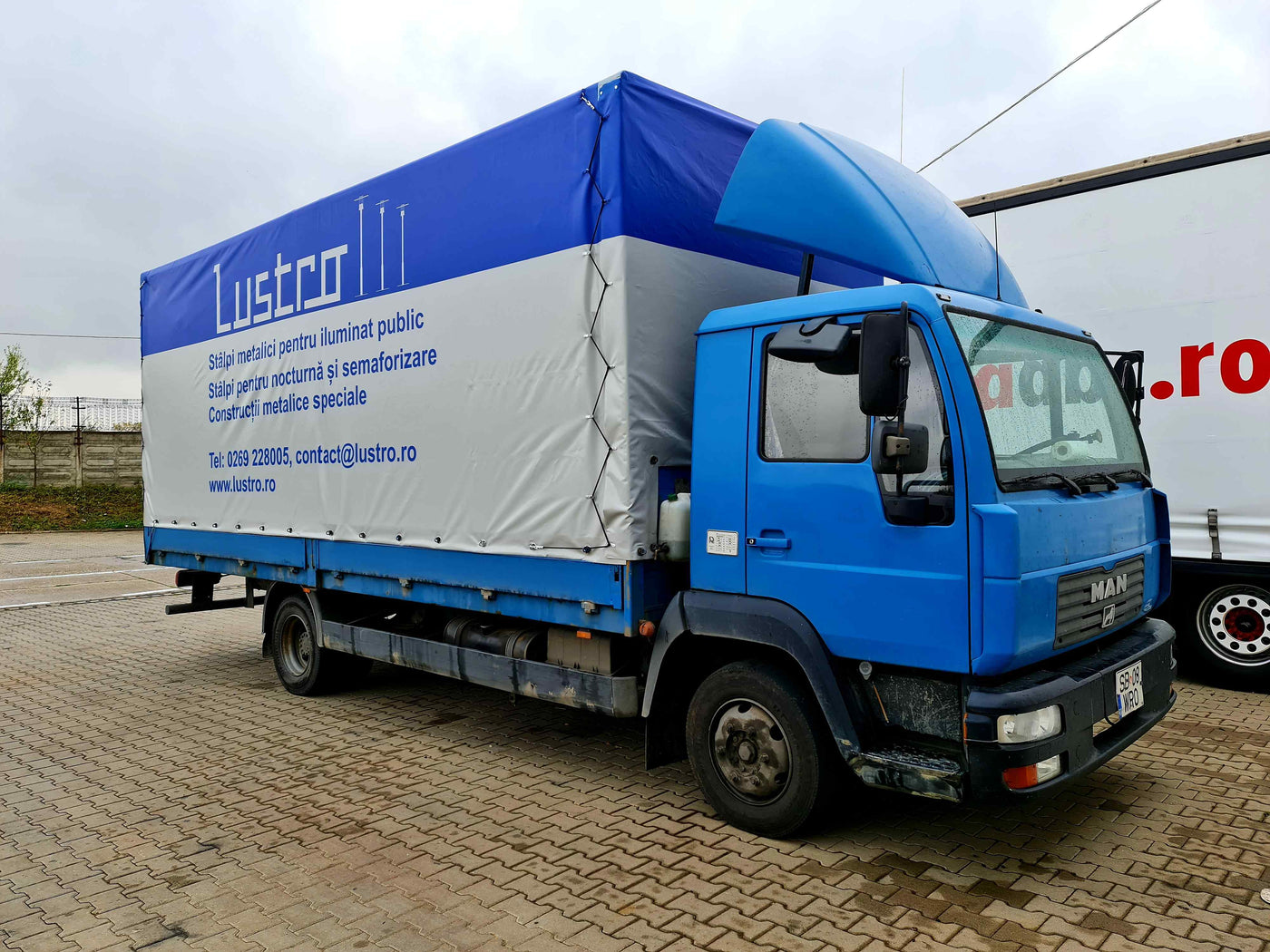 Camion cu prelata albastra