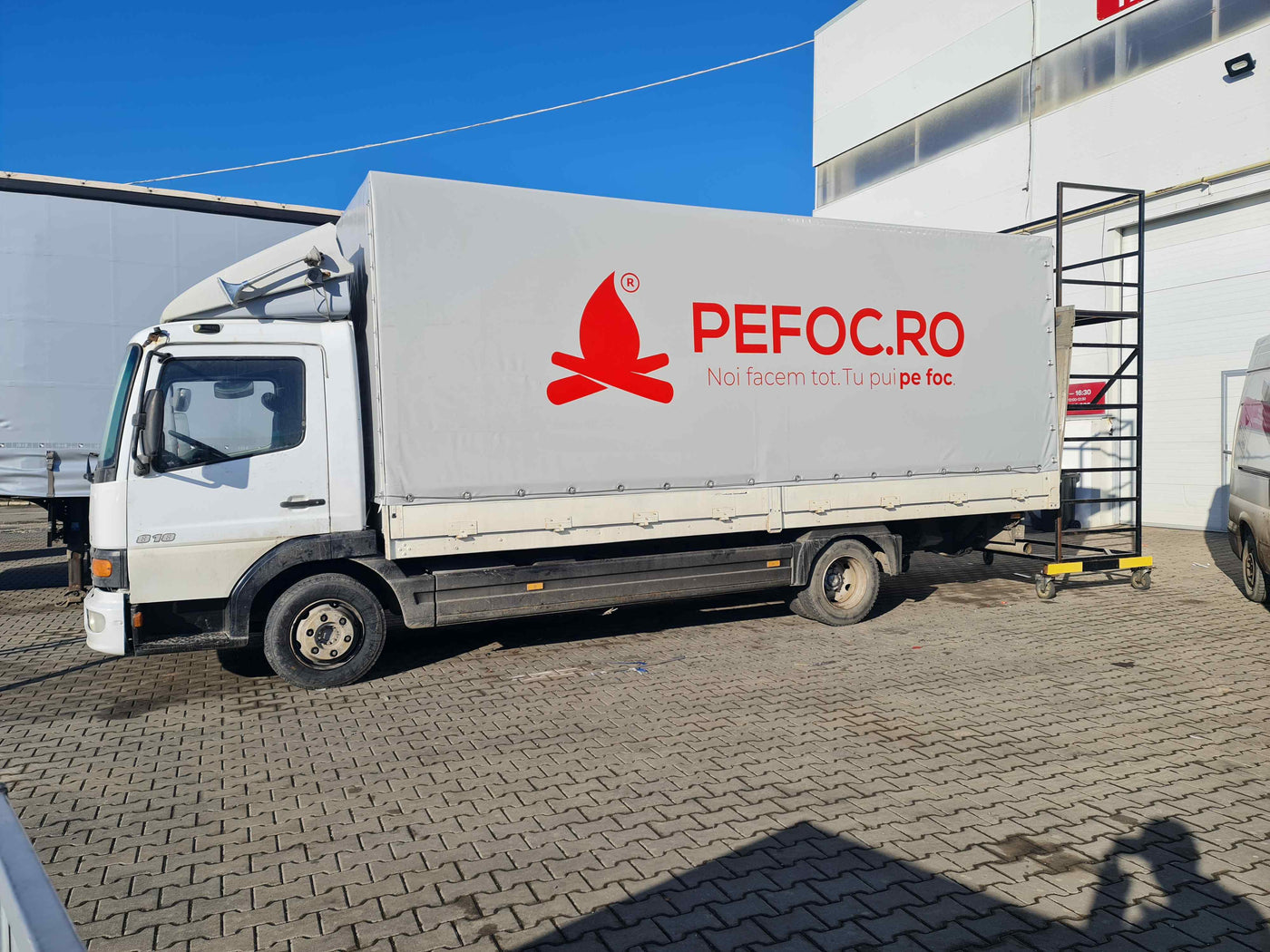 Camion cu prelata gri