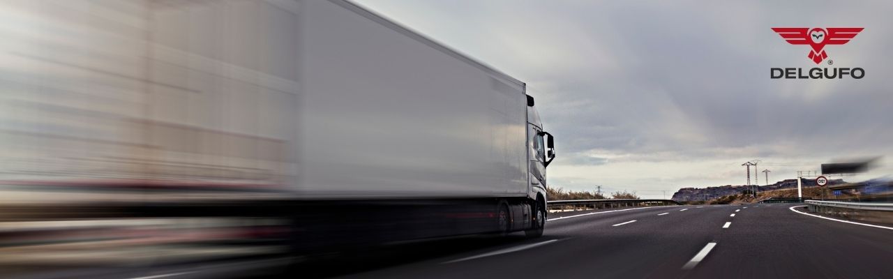 Camion cu prelata alba, pe autostrada